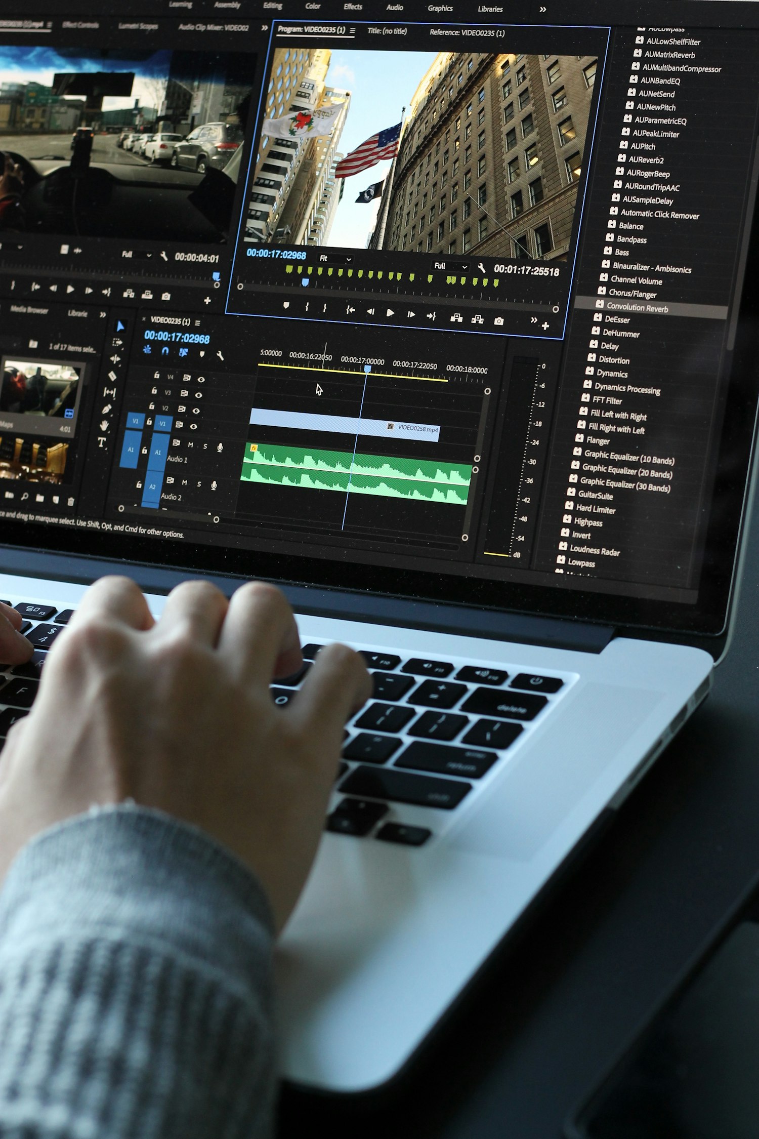 Màn hình máy tính hiển thị giao diện biên tập video để trích phụ đề