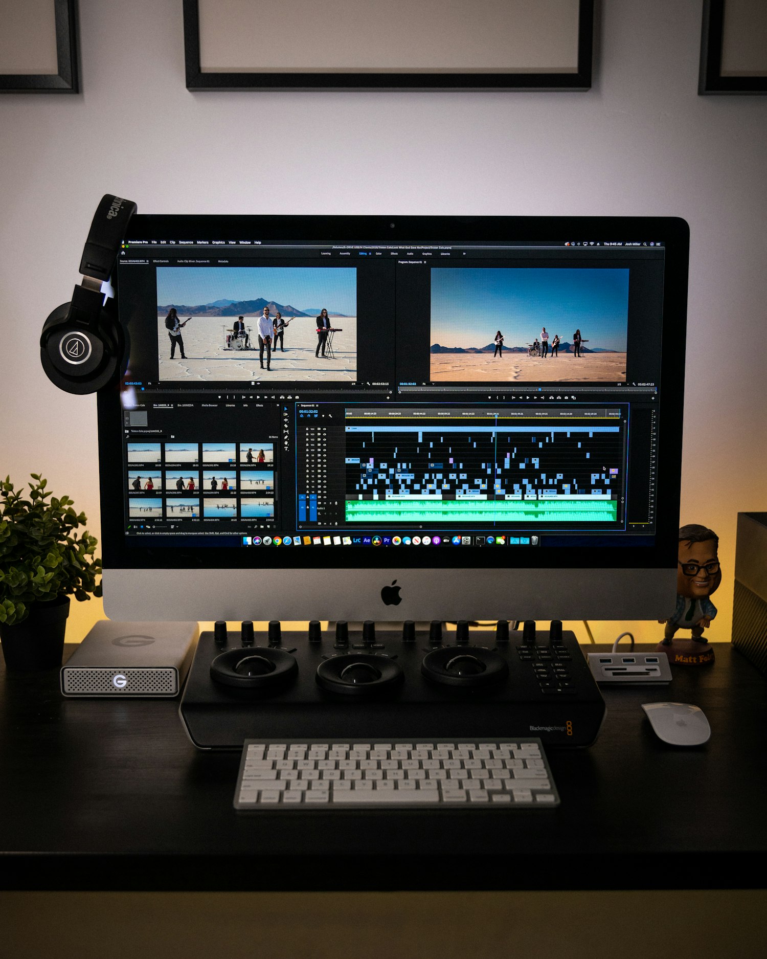 Người biên tập tập trung làm việc trên laptop và màn hình video
