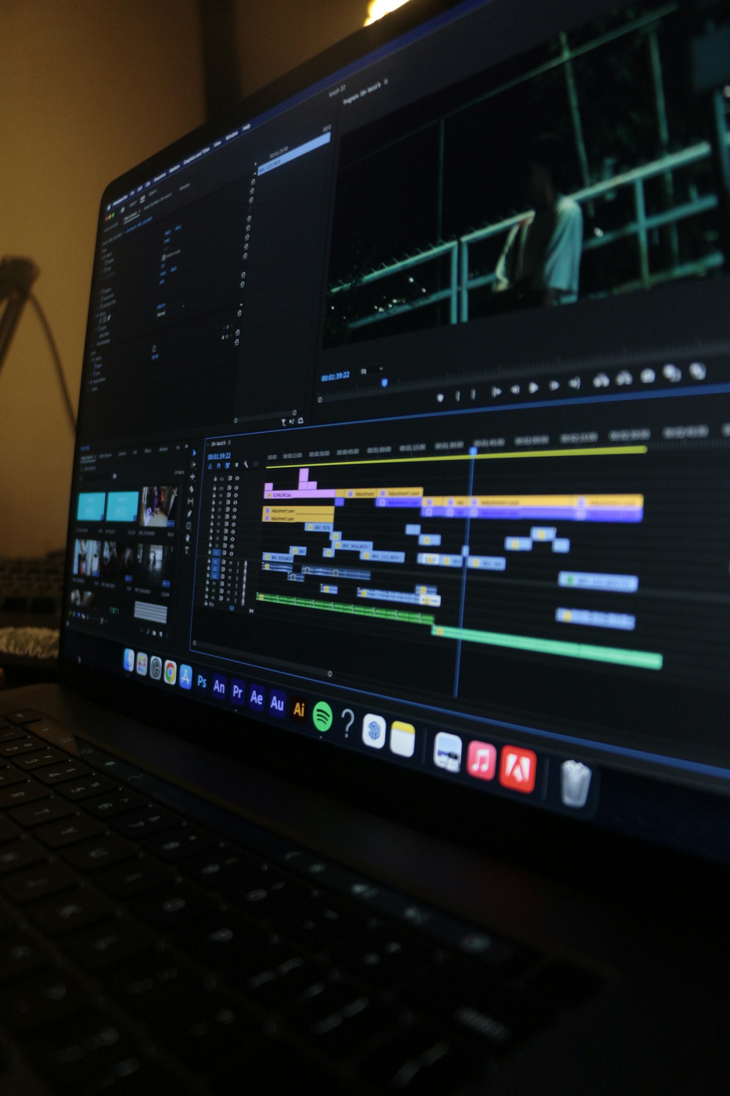 Màn hình laptop phát video và phụ đề trong quá trình biên tập