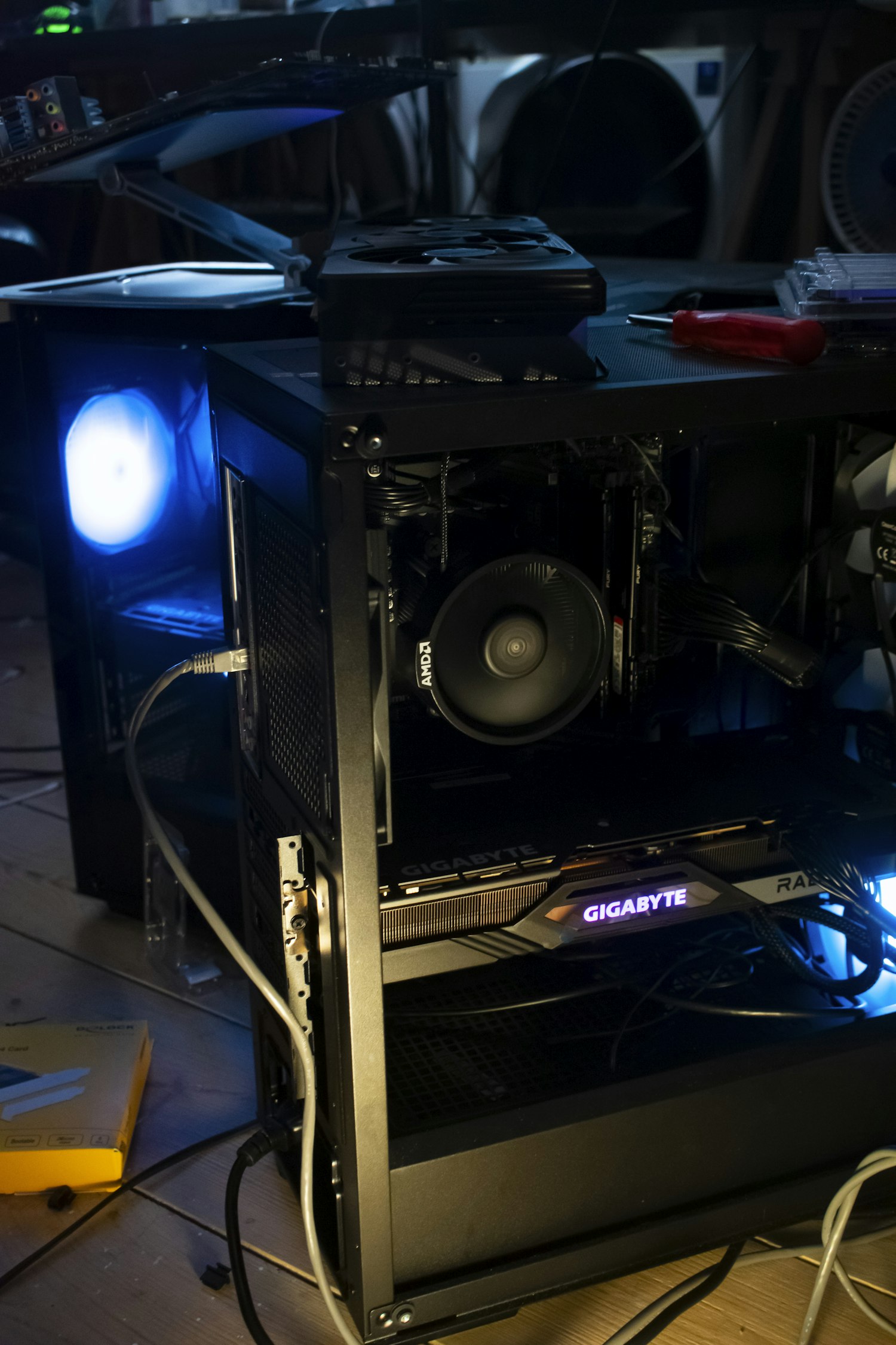 Thiết bị thu giọng và tai nghe trong studio audio