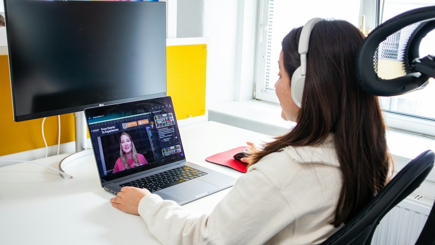 Trạm làm việc biên tập video chuyên nghiệp với màn hình timeline